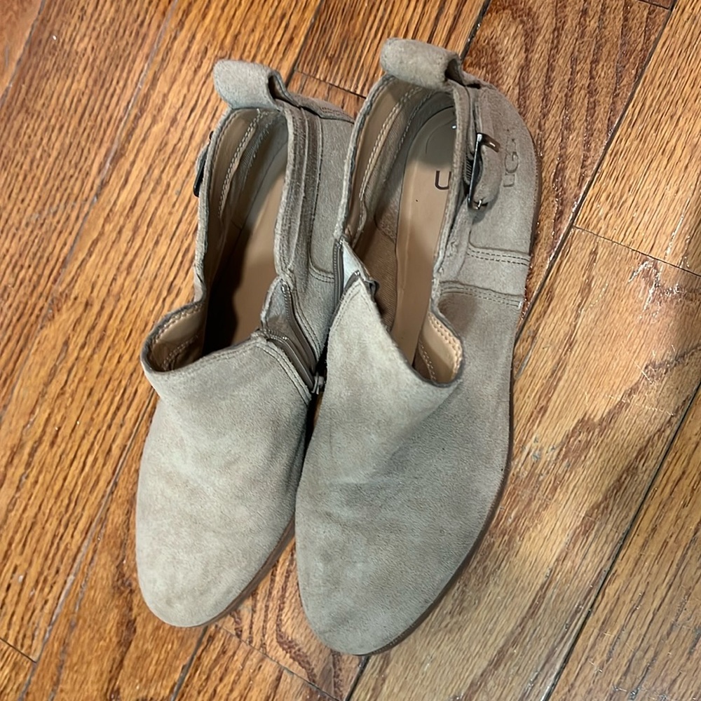 UGG size 8 Kelsea suede shoes
